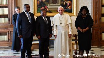 Vatikan Papst Franziskus und Präsident Filipe Nyusi Mosambik (Getty Images/AFP/A. Pizzoli)