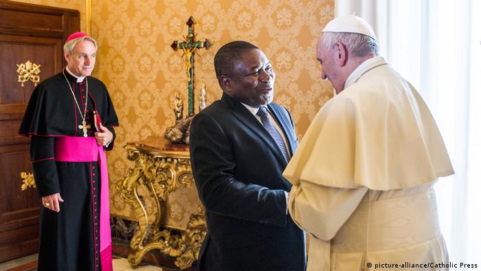 Vatikan Papst Franziskus und Präsident Filipe Nyusi Mosambik (picture-alliance/Catholic Press)