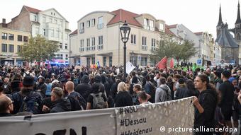 Deutschland Wieder rechte und linke Demonstrationen in Köthen | Linke (picture-alliance/dpa)