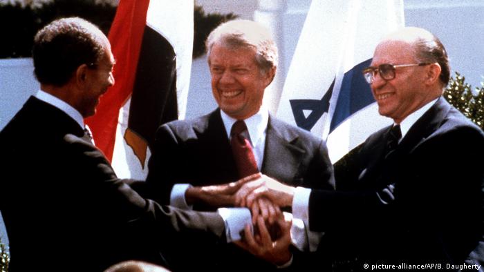 Sadat, Carter und Begin besiegeln Unterzeichnung des ägyptisch-israelischen Friedensvertrages in Washington 1979 (picture-alliance/AP/B. Daugherty)