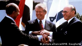 Sadat, Carter und Begin besiegeln Unterzeichnung des ägyptisch-israelischen Friedensvertrages in Washington 1979 (picture-alliance/AP/B. Daugherty)