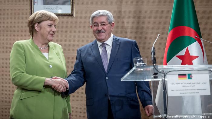 Algerien Pressekonferenz Angela Merkel und Ahmed Ouyahia in Algier (picture-alliance/dpa/M. Kappeler)