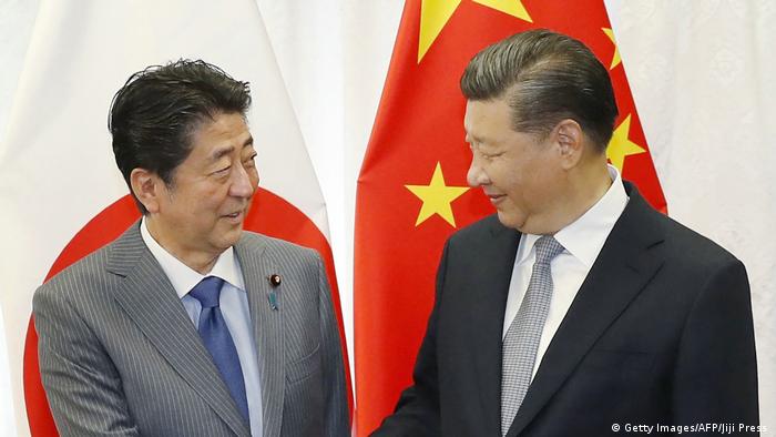 Russland Eastern Economic Forum Shinzo Abe und Xi Jinping (Getty Images/AFP/Jiji Press )