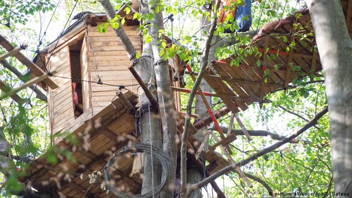 Hambacher Forst - Journalist von einem Baumhaus gefallen