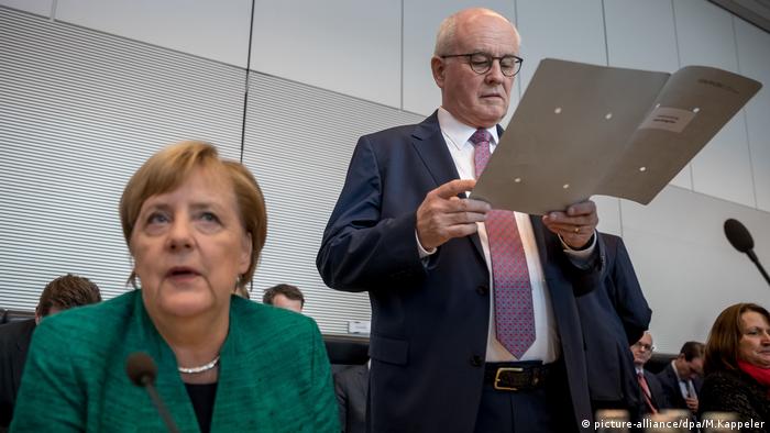Unionsfraktion im Bundestag, Bundeskanzlerin Angela Merkel (CDU) und Volker Kauder (CDU) (picture-alliance/dpa/M.Kappeler)