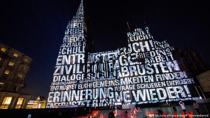 La catedral de Colonia iluminada con mensajes.