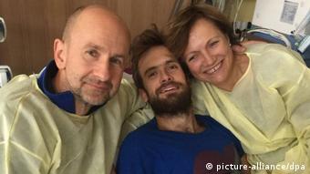 Петр Верзилов с родителями в клинике Charite, 2018 год