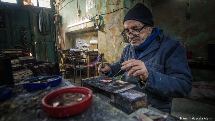Awards were given at the opening ceremony to winners of a photo competition sponsored by DW Akademie and the EU Delegation in Libya. Amin Mustafa Alamri's shot of a silversmith at work was among the winning photos. (Amin Mustafa Alamri)