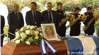 Foto de entierro de Carla Ayala en El Salvador.