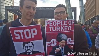 Berlin Demonstration bei Staatsbesuch Erdogan (DW/Jefferson Chase)