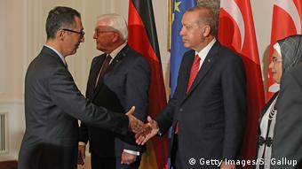 Berlin Staatsbankett für Erdogan Begrüßung Cem Özdemir (Getty Images/S. Gallup)