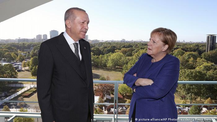 Deutschland Erdogan und Merkel in Berlin (picture-alliance/AP Photo/Presidency Press Service)