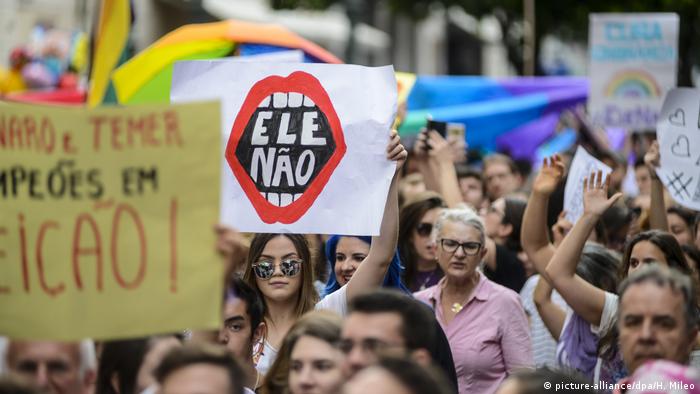 Él no, pide una campaña iniciada por mujeres brasileñas que se oponen a una elección de Bolsonaro. (picture-alliance/dpa/H. Mileo)