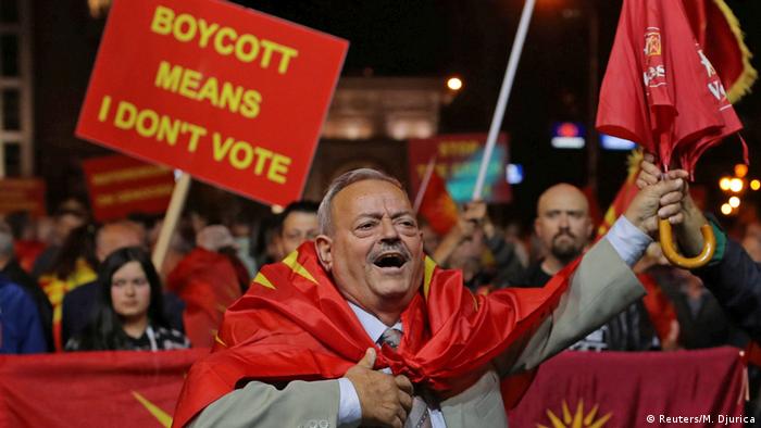 Mazedonien Demonstrant ruft zum Boykott des Referendums auf (Reuters/M. Djurica)