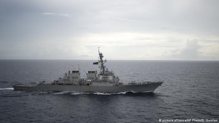 USS Decatur China Südchinesisches Meer (picture-alliance/AP Photo/D. Quinlan)