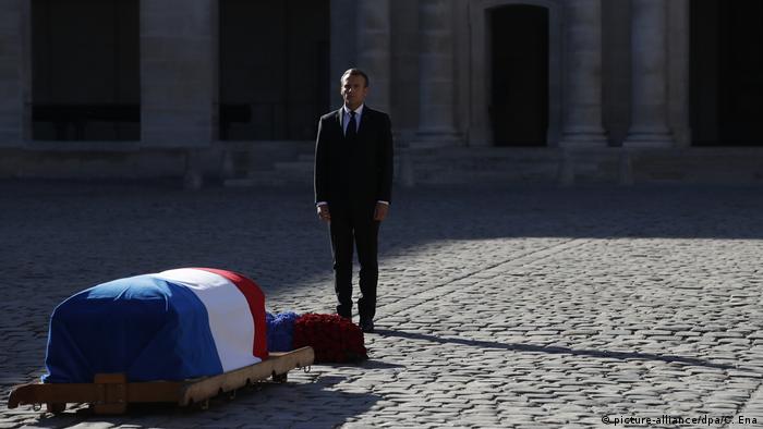 O presidente francês, Emmanuel Macron, homenageou Aznavour, enaltecendo suas raízes armênias