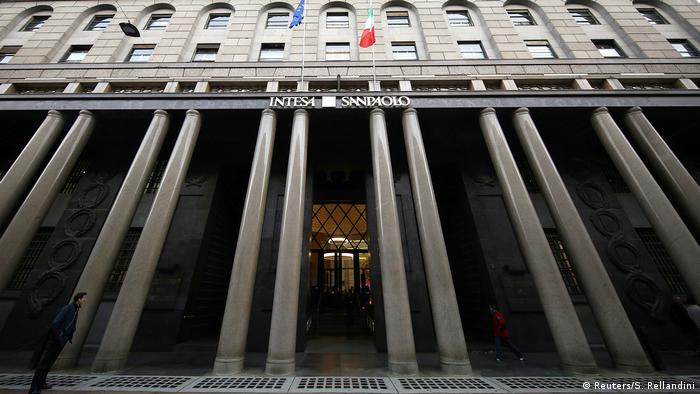 Italien Haushalt l Eingang der Intesa San Paolo Bank in Turin (Reuters/S. Rellandini)