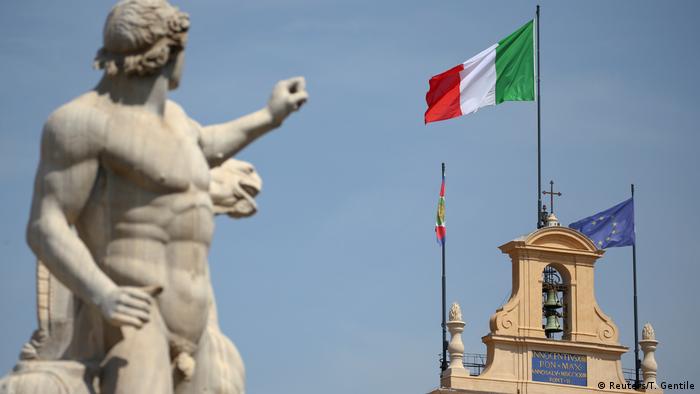 Italien Haushalt l Italienische und Europäische Fahne am Quirinalspalast in Rom (Reuters/T. Gentile)