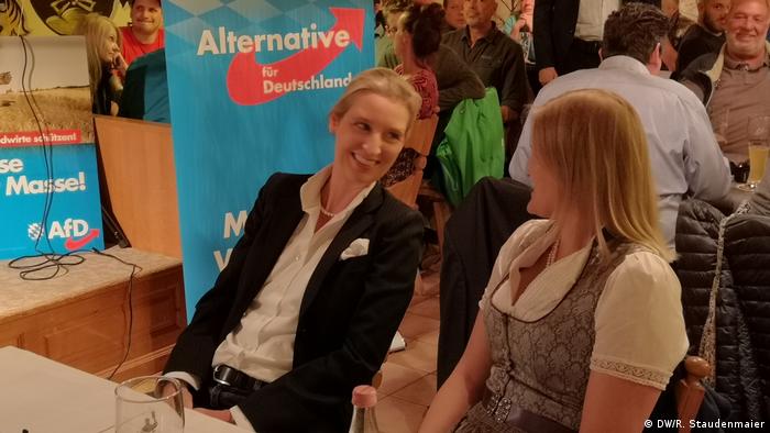 AfD parliamentary party leader Alice Weidel speaks with says Katrin Ebner-Steiner, the AfD's candidate in Deggendorf at a campaign rally in Exing, Germany (DW/R. Staudenmaier)