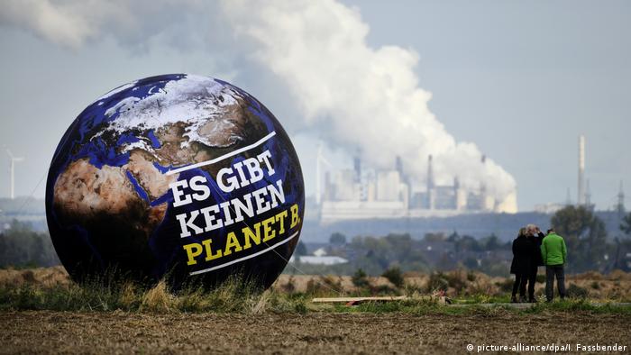 Não há uma planeta B: protesto na Floresta de Hambach, um dos símbolos do desmatamento na Alemanha