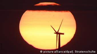 Deutschland erneubare Energien Ökostrom Symbolbild (picture-alliance/dpa/J. Stratenschulte)