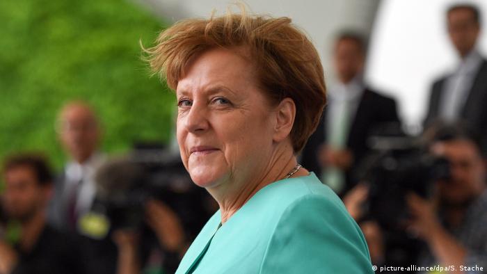 Bundeskanzlerin Merkel mit vom Wind verwehten Haar (picture-alliance/dpa/S. Stache)