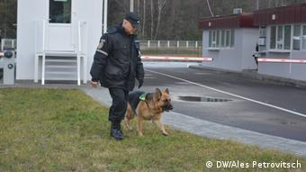 Белорусский пограничник с собакой