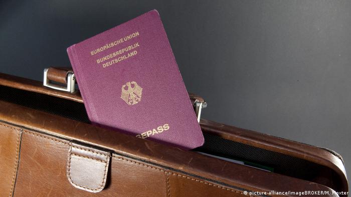 Ein Reisepass liegt auf einer Aktentasche (picture-alliance/imageBROKER/M. Moxter)