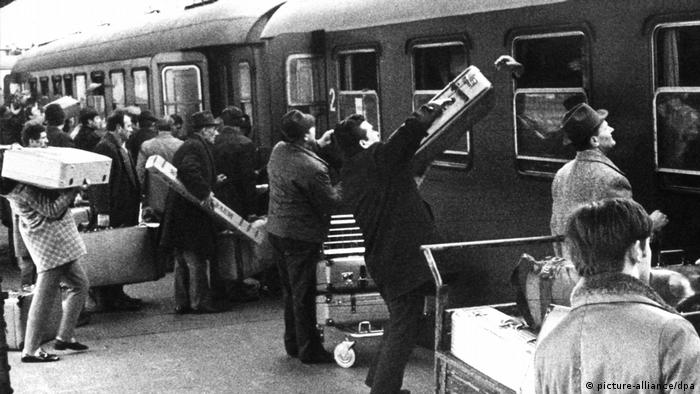 Deutschland Frankfurt Gastarbeiter auf dem Weg in die Weihnachtsferien nach Jugoslawien (picture-alliance/dpa)