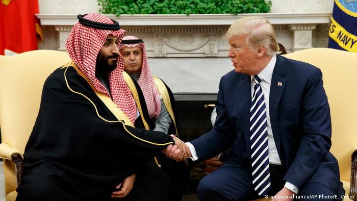Donald Trump und Prinz Mohammed bin Salman (picture-alliance/AP Photo/E. Vucci)
