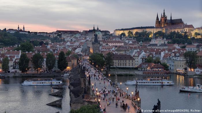 Tschechische Republik Die KarlsbrÃ¼cke und die Prager Burg im Abendlicht (picture-alliance/imageBROKER/J. Richter)