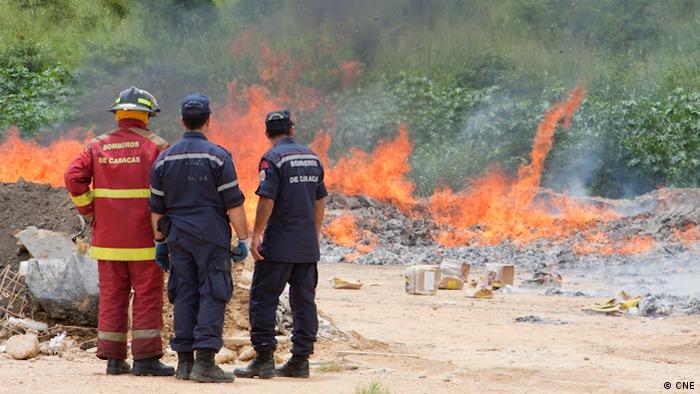 Soldados y bomberos de Caracas queman montañas de tarjetas electorales de las elecciones pasadas. Una imagen del Consejo Nacional Electoral de Venezuela. 