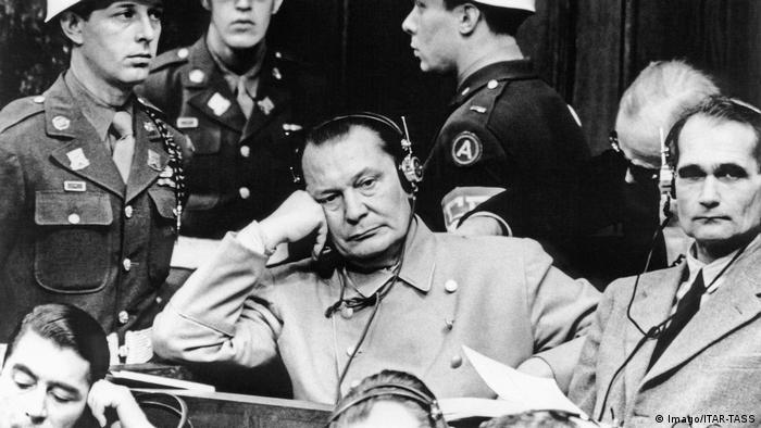 Хирман Гьоринг и Рудолф Хес по време на Нюрнбергския процес