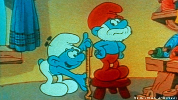 Papa smurf with Tailor Smurf taking measurements (picture-alliance/United Archives)