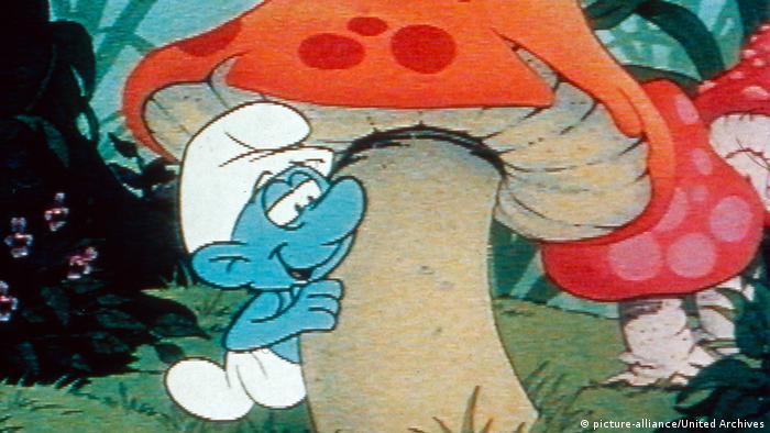 Lazy Smurf under a mushroom (picture-alliance/United Archives)