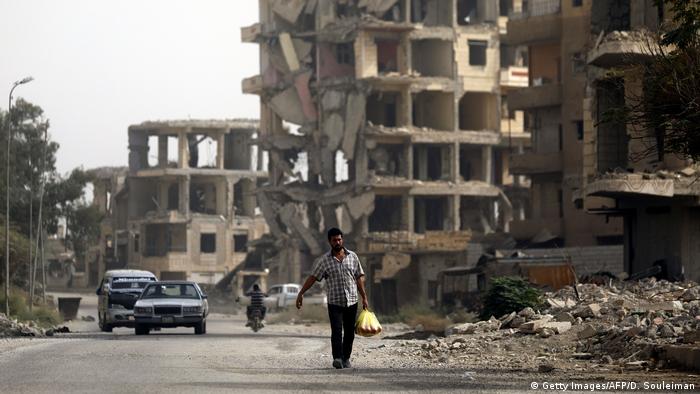 War-torn street in Raqa (Getty Images/AFP/D. Souleiman)