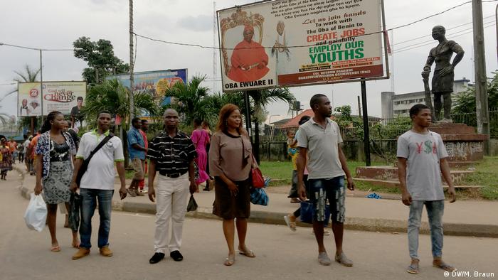 A group of people walking along a street in Benin City, southern Nigeria (DW/M. Braun)