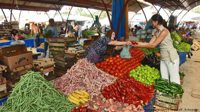 Türkei Markt in Ayvalik (picture-alliance/Arco Images/F. Schneider)