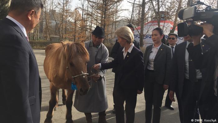 Von der Leyen pets her horse in Mongolia (DW/M. Koschyk)