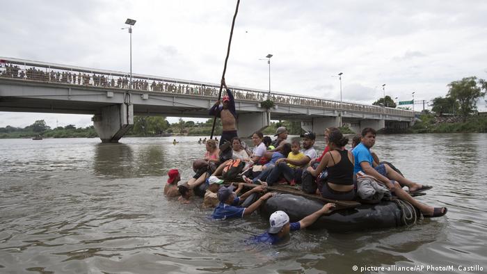 Grenze Guatemala Mexiko Migranten aus Honduras (picture-alliance/AP Photo/M. Castillo)