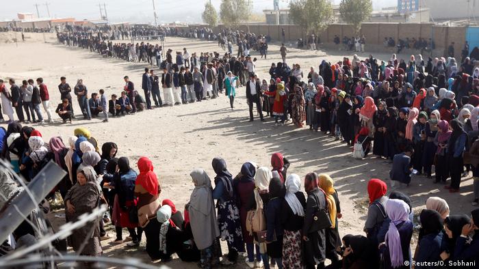 Afghan voters wait in long lines to vote (Reuters/O. Sobhani)