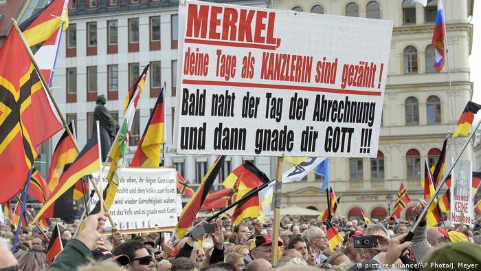 Deutschland Pegida in Dresden (picture-alliance/AP Photo/J. Meyer)