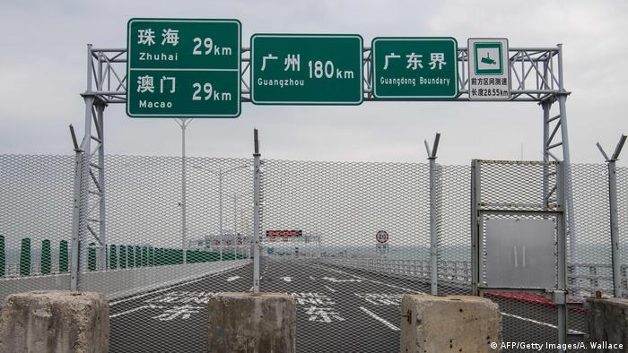 Barreira colocada antes da abertura da ponte na travessia de fronteira no lado de Hong Kong