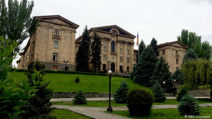 АРМЕНИЯ: Парламент Армении в первом чтении принял проект об уголовной ответственности за нарушение карантина