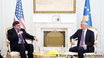 Stellvertretender Abgeordneter im Außenministerium der USA, Matthew Palmer trifft sich mit dem Präsidenten des Kosovo Hashim Thaci (Büro des Kosovo-Präsidenten)