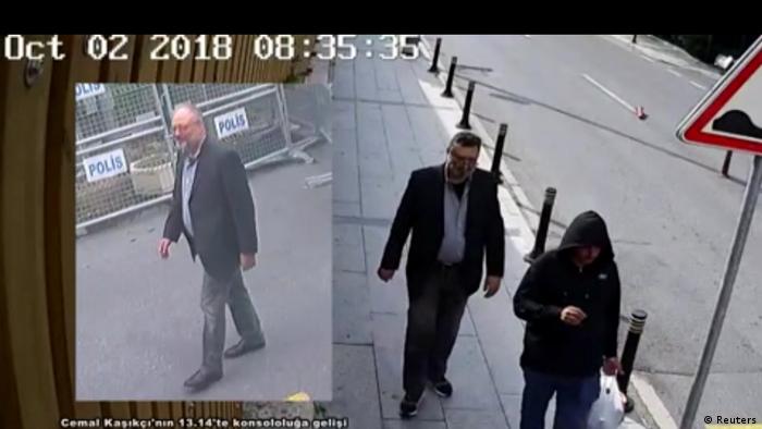Cemal Kaşıkçı'nın (solda) öldürülmesinin ardından Suudi gazetecinin kıyafetlerini giydiği iddia edilen bir kişi (sağda) başkonsolosluk binasından çıkarken görüntülenmişti.