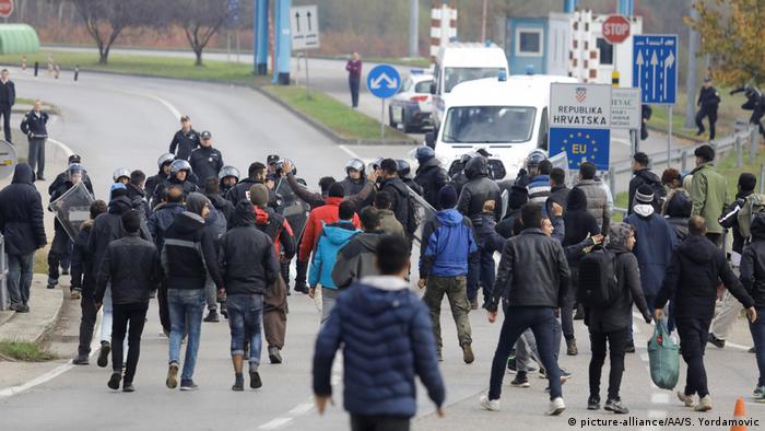 Bosnien-Herzegowina Velika Kladusa Auseinandersetzungen von Migranten und Polizei an der Grenze zu Kroatien (picture-alliance/AA/S. Yordamovic)