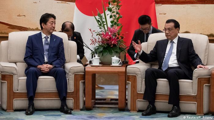 Chinese Premier Li Keqiang and Japanese Prime Minister Shinzo Abe