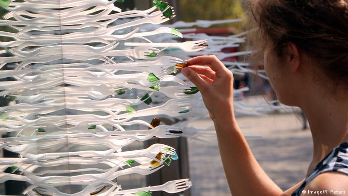 Köln Einweg-Plastikbesteck mit Glasscherben wild entsorgter Glasflaschen als Straßenkunstwerk (Imago/R. Peters)
