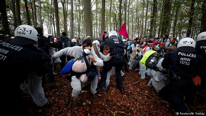 Protester clash with police at Hambach Forest (Reuters/W. Rattay)